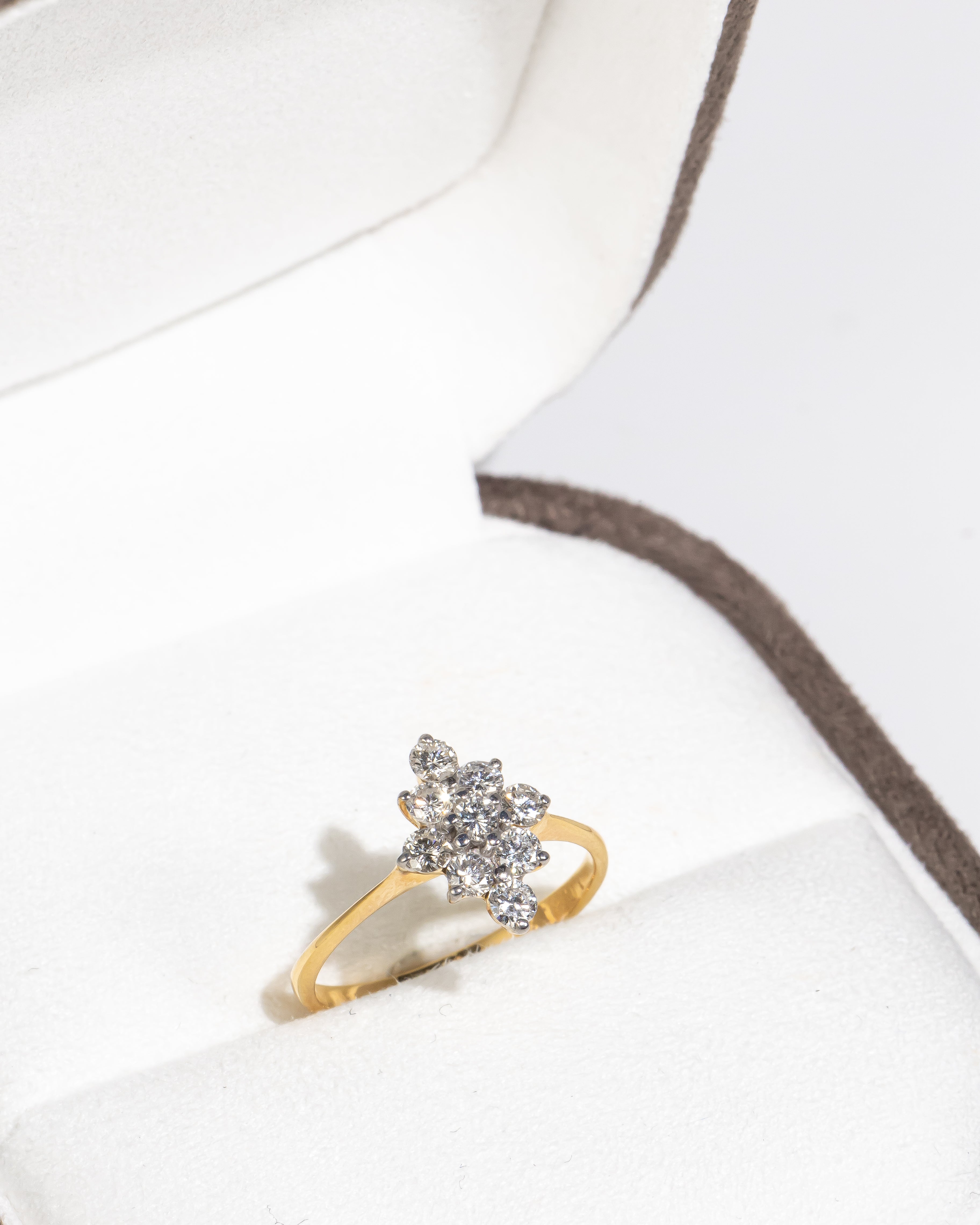 Minimal Thin Gold Ring with Trapezoid Diamonds